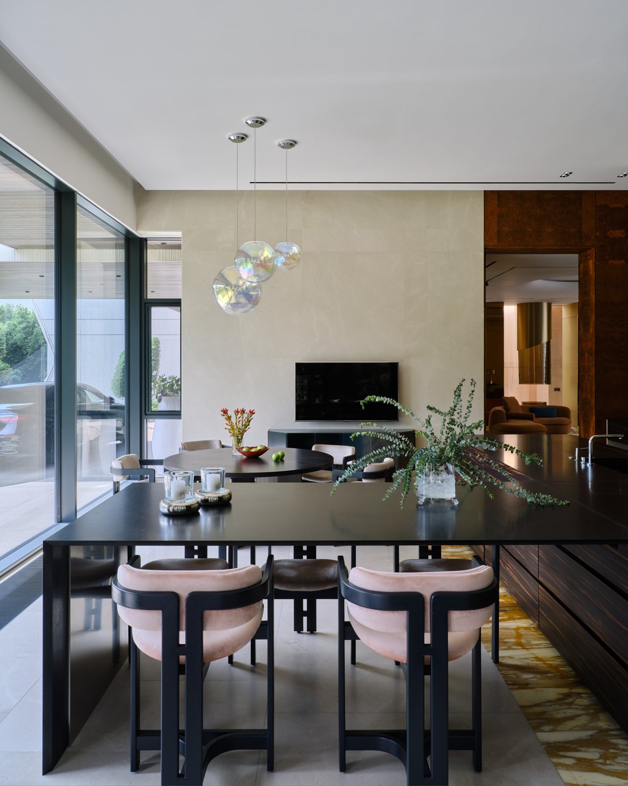 Butakovka villa: кухня-столовая с тёмным островом