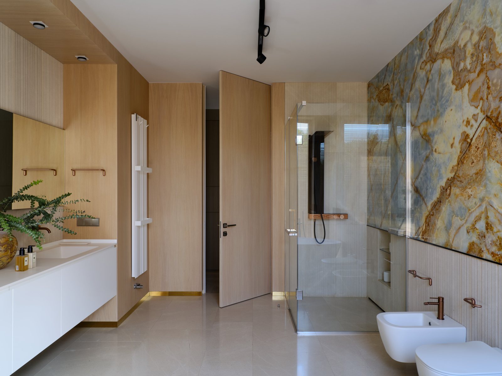 Butakovka villa: ванная комната с овальной ванной и ониксом